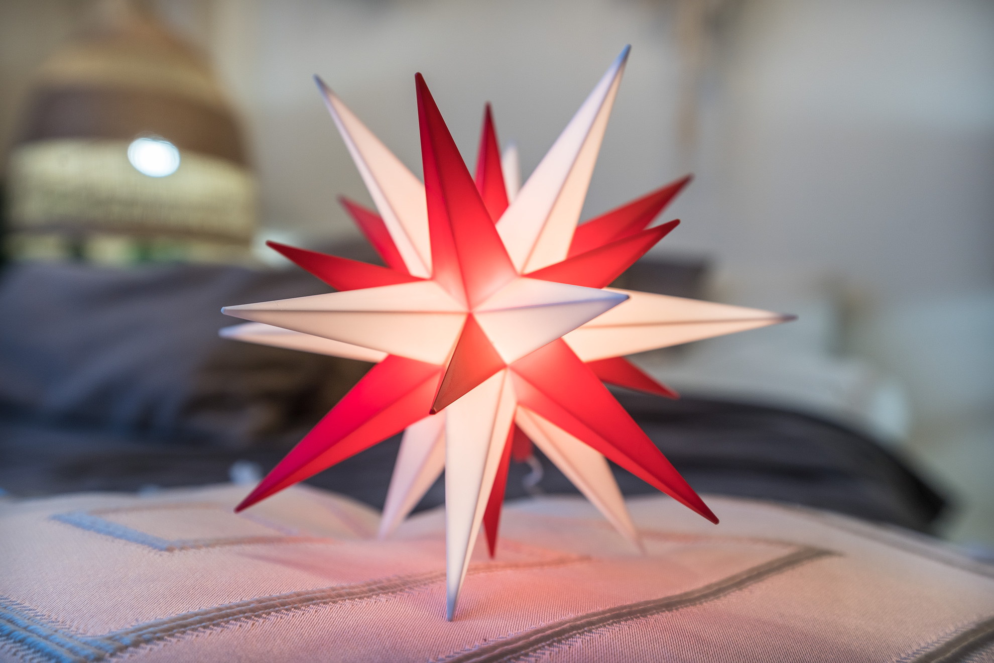 Светодиодная мини-звезда, 13 см, красно-белая, оригинальная упаковка